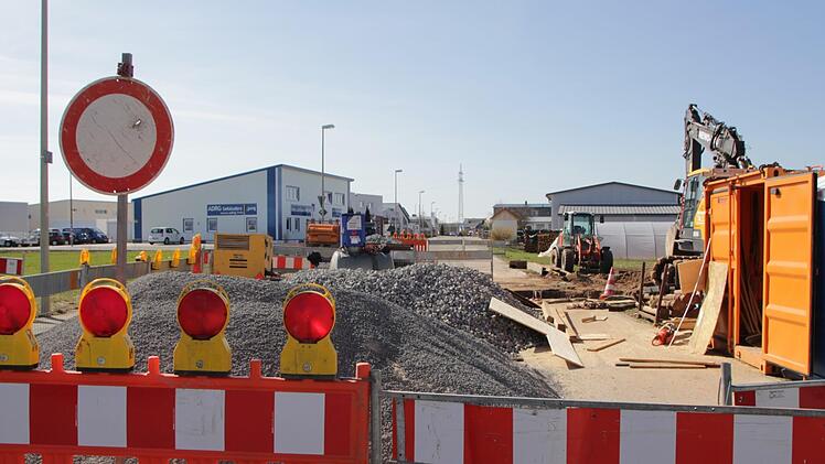 Wegen Kanalarbeiten ist die Große Bauerngasse  in Höchstadt gesperrt. In nördliche Richtung erschließt die Stadt eine Freifläche für neues Gewerbe mit einer Stichstraße und einem Wendeplatz.  Foto: Christian Bauriedel