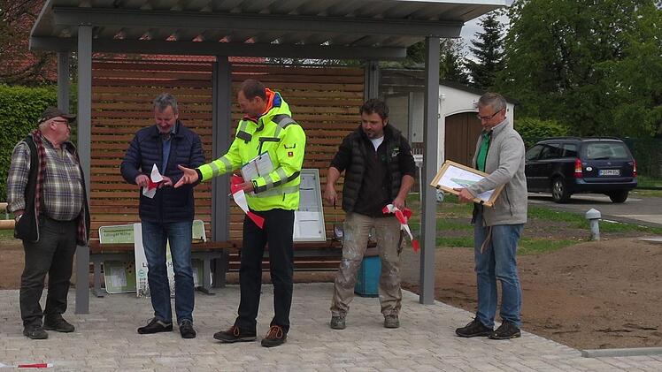 Bauabnahme des neu gestalten Platzes Lillinger Höhe (v. l.): Christof Dirol (Erdbau Schlick), Hans-Jürgen Nekolla (Bürgermeister Gräfenberg), Michael Ullwer (ALE Oberfranken), Karl Otzmann (TG-Vorsitzender) und  Uwe Vollmuth (Bauoberleitung) Foto: PR