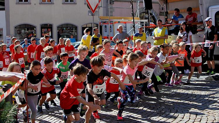 Die Buben und Mädchen bei ihrem Start zum Schülerlauf über die 800 Meter