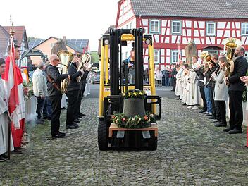 Musikanten, Ministranten und die Gemeinfelder Bevölkerung standen Spalier als die Glocken in die Kirche transportiert wurden. Foto: Reinhold Klein