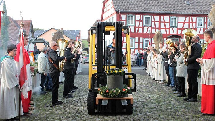 Musikanten, Ministranten und die Gemeinfelder Bevölkerung standen Spalier als die Glocken in die Kirche transportiert wurden. Foto: Reinhold Klein