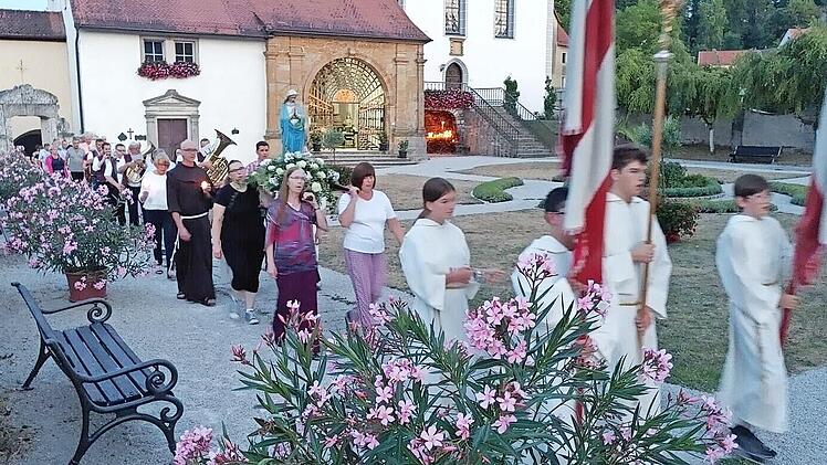 Die Ministranten führen die Prozession an.