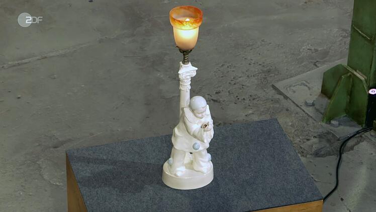 Eine Leuchte mit Pierrot aus Keramik (französischer Bildhauer Adolphe-Jean Lavergne) wurde von Goldscheider in Wien zwischen 1905 und 1910 produziert. Colmar Schulte-Goltz erkannte viele Abplatzungen und schätzte den Wert auf 150 bis 200 Euro. Gewünscht wurden eigentlich 300 Euro. Am Ende zahlte Händler Suppes 220 Euro.