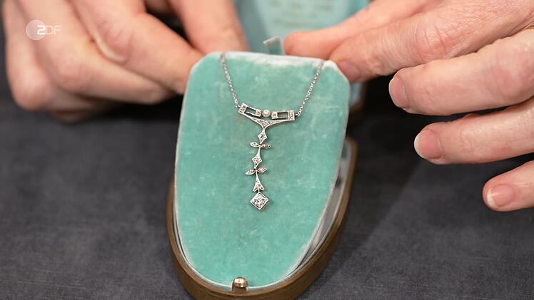 Das Collier mit Diamanten und einer Perle des Magdeburger Hoflieferanten Robert Lucke aus der Zeit um 1910 wurde auf 1.000 Euro gesch&auml;tzt. Susanne Steiger bekam bei 1.100 Euro den Zuschlag.