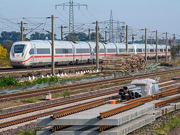 ICE rollt nahe des Bahnhofs Sch&ouml;nhausen an Gleisbauteilen vorbei