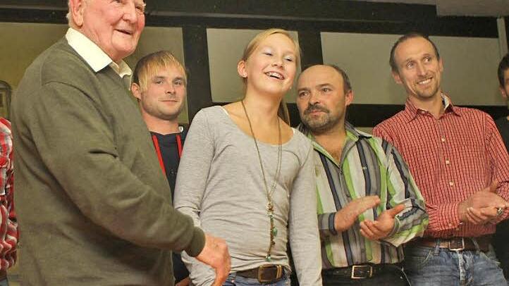 Filmemacher Donat Waldenberger (links) im Gespräch mit den jungen Probe-Imkern Carsten Mock, Hannah Bayer, Philipp Kirchner und Joachim Hoch (weiter von links). Foto: Günther Geiling