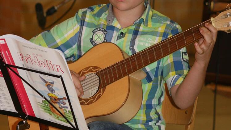 Julian Heinz spielte den "Honeypiper Lovesong" aus seinem "Fridolin"-Übungsheft.