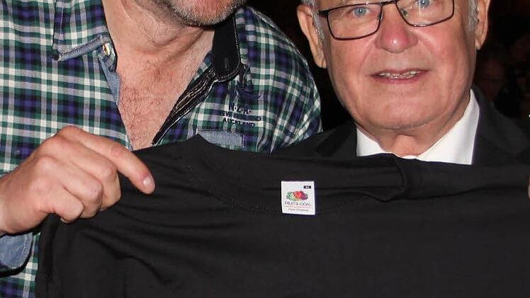 Für wen gilt nun der Spruch? Gegen-Laudator Helmut Vorndran (links) schenkte Rudolf Handwerker ein T-Shirt.  Fotos: Klaus Schmitt
