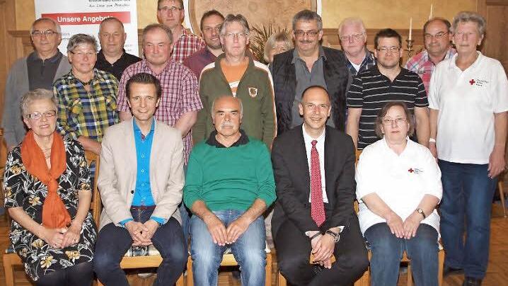 Rosemarie Göhring, Bürgermeister Andreas Hügerich (sitzend von links) und der BRK-Kreisvorsitzende Landrat Christian Meißner (sitzend, vierter von links) dankten den 100- bis 150-maligen Blutspendern, darunter der 150-malige Spender Bruno Weis (sitzend Mitte). Foto: Alfred Thieret