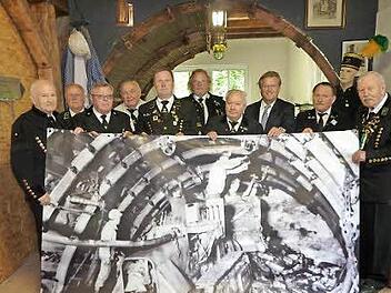 Die Knappen aus Recklinghausen übergaben eine großflächige Bilddokumentation. Von links: Rudi Hille, Egbert Friedrich (Stockheim), Willi Gröne, Willi Möller, Heiko Eisenbeiß (Stockheim), Werner Beltrup, Heinrich Petrich, Bürgermeister Rainer Detsch, Horst Klemke, Heiner Ludwig (Stockheim).  Foto: Gerd Fleischmann