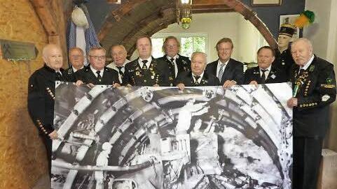 Die Knappen aus Recklinghausen übergaben eine großflächige Bilddokumentation. Von links: Rudi Hille, Egbert Friedrich (Stockheim), Willi Gröne, Willi Möller, Heiko Eisenbeiß (Stockheim), Werner Beltrup, Heinrich Petrich, Bürgermeister Rainer Detsch, Horst Klemke, Heiner Ludwig (Stockheim).  Foto: Gerd Fleischmann