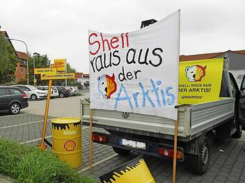 Die Aktivisten der Kronacher Greenpeace-Gruppe beteiligten sich an einer bundesweiten Aktion gegen Shell. Foto: Rainer Glissnik