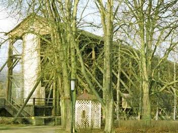 So präsentierte sich der alte Gradierbau mit dem 139 Meter langen Südflügel, als dieser noch intakt war. Foto: Hilla Schütze/ Archiv
