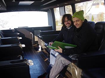 (von links) Bernd Sorgenfrei und Andy Fischer beim Probesitzen.  Foto: Heike Schülein