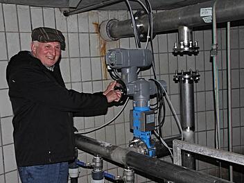 Klärwärter Kurt Schleicher muss in der Kläranlage Junkersdorf öfters an "Schrauben drehen", Einstellungen vornehmen, um ein gutes Klärergebnis zu erreichen. Die Anlage läuft noch im Probebetrieb.  Foto: Helmut Will