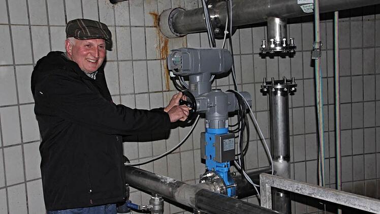 Klärwärter Kurt Schleicher muss in der Kläranlage Junkersdorf öfters an "Schrauben drehen", Einstellungen vornehmen, um ein gutes Klärergebnis zu erreichen. Die Anlage läuft noch im Probebetrieb.  Foto: Helmut Will