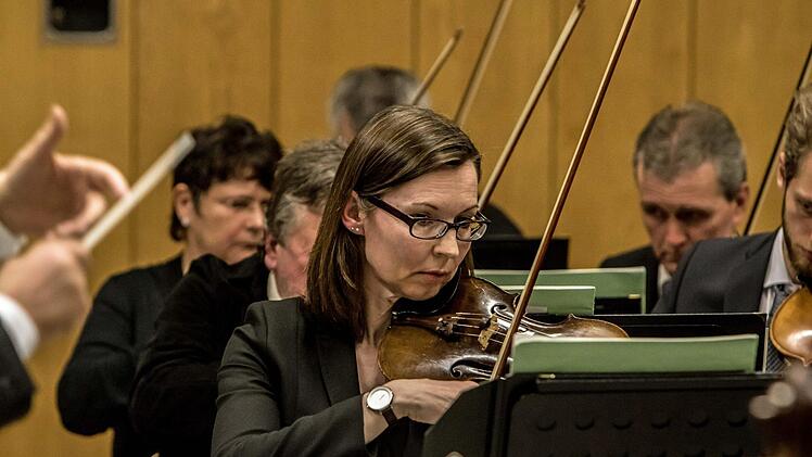 Reichlich Beifall gab es für das Orchester der Musikfreunde Neustadt unter der Leitung von Hans Stähli. Foto: Jochen Berger