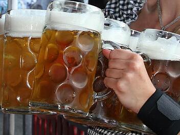 Bis wann darf den Freischießen-Gästen in Kronach heuer ein Bier gezapft werden? Darüber muss das Verwaltungsgericht Bayreuth entscheiden. Foto: Archiv