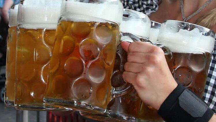 Bis wann darf den Freischießen-Gästen in Kronach heuer ein Bier gezapft werden? Darüber muss das Verwaltungsgericht Bayreuth entscheiden. Foto: Archiv