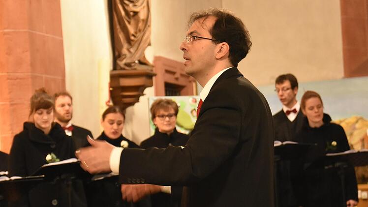 Für Professor Matthias Beckert, hier bei einem Konzert mit dem "Cantabile Regensburg" in Haßfurt, ist die Chorarbeit das Lebenselixier. Nun erhielt er den Hauptpreis der Bücher-Dieckmeyer-Stiftung.Ulrike Langer