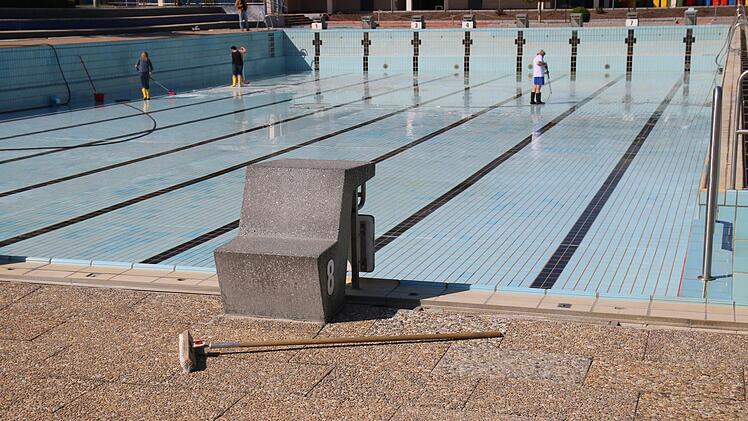 Die Becken werden gründlich gereinigt.Foto: Katrin Geyer