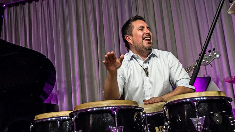 Samuel Torres (Congas) und Bruno Böhmer Camacho am Flügel gastierten mit musikalischen Mitstreitern bei "Leise am Markt" in Coburg.Foto: Jochen Berger