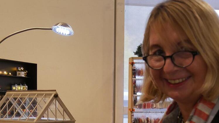 Christine Wiegand besuchte erstmals die Miniaturen-Börse  und war  von der winzigen Handarbeitskunst begeistert.