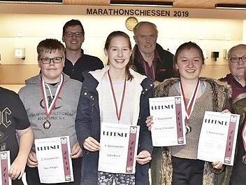 Die Teilnehmer der Kreismeisterschaft in Unfinden: Florian Hesse, Silas Pflüger, Julia Kurz, Emily Schneider, Sophia Scholl, dahinter von links: Ilse Baumeister, Michael Geier, Theo Ankenbrand, Rainer Fuchsberger, Thomas Kaiser (von links)  Foto: Gerold Santer