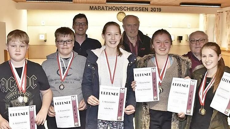 Die Teilnehmer der Kreismeisterschaft in Unfinden: Florian Hesse, Silas Pflüger, Julia Kurz, Emily Schneider, Sophia Scholl, dahinter von links: Ilse Baumeister, Michael Geier, Theo Ankenbrand, Rainer Fuchsberger, Thomas Kaiser (von links)  Foto: Gerold Santer