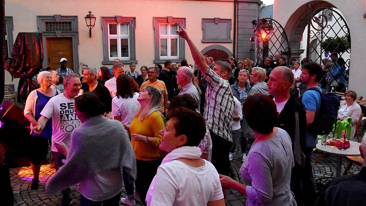 Eine tolle Stimmung verbreitete die Band "Souled Out" beim Open-Air-Festival "Abendlicht" des Kulturamts Haßfurt live. Foto: Ulrike Langer