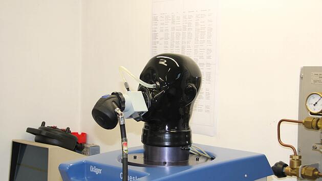Die Maske wird auf ihre Dichtigkeit getestet - im Strullendorfer Atemschutzzentrum. Foto: Rinklef
