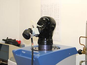 Die Maske wird auf ihre Dichtigkeit getestet - im Strullendorfer Atemschutzzentrum. Foto: Rinklef