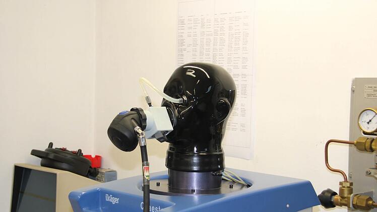 Die Maske wird auf ihre Dichtigkeit getestet - im Strullendorfer Atemschutzzentrum. Foto: Rinklef