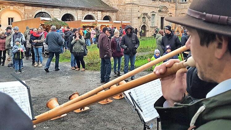 Den Mindestabstand geben die Instrumente vor: Die Alphornbl&auml;ser bewiesen, dass man nur wenigen m&ouml;glichen Naturt&ouml;nen ein anspruchsvolles Musikprogramm darbieten kann. Foto: Eckehard Kiesewetter
