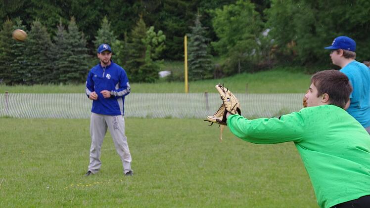 Trainer Marco Limmer (l.) gibt - mit gebührendem Abstand - Anweisungen an die Jugendspieler der Baseballabteilung. Auch die Teenager halten sich an die Vorgaben. Trainiert wird in Kleingruppen mit höchstens fünf Personen. Foto: Marco Meißner