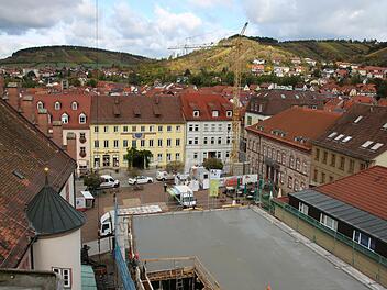 Der Hammelburger Verein für Wirtschaft und Stadtmarketing sprach in seiner Versammlung auch über laufende Sanierungsmaßnahmen in der Innenstadt. Das Bild zeigt die Baustelle der VR-Bank am Marktplatz aus der Vogelperspektive. Foto: Ralf Ruppert