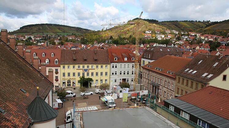 Der Hammelburger Verein für Wirtschaft und Stadtmarketing sprach in seiner Versammlung auch über laufende Sanierungsmaßnahmen in der Innenstadt. Das Bild zeigt die Baustelle der VR-Bank am Marktplatz aus der Vogelperspektive. Foto: Ralf Ruppert