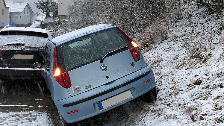 Coburg: 80-J&auml;hrige verursacht 10.000 Euro Schaden - Auto rutscht von der Stra&szlig;e