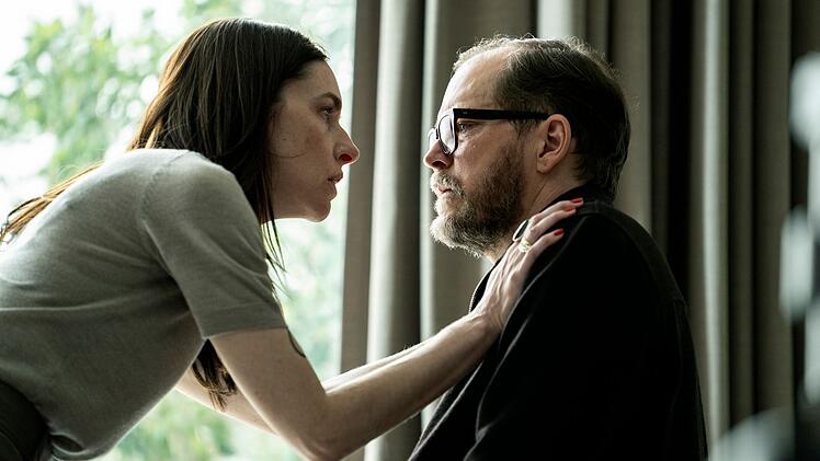 Unter Verdacht: Ursel Meingast (Kim Riedle)dr&auml;ngt ihren Mann, den Sch&ouml;nheitschirurgen Hendrik Meingast (Godehard Giese), zur Flucht.