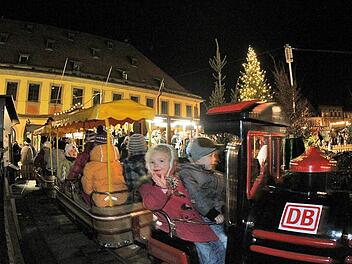 Die Märcheneisenbahn auf dem Marktplatz wirkt wie ein Magnet auf die Kinder. Fotos: Tim Birkner