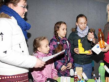 (v. re.) Linda Rebhan vom Kunststoff-Netzwerk Franken erklärt Tina Reich und ihren beiden Schwestern Esther und Hanna sowie Anika Wige was sich aus Kunststoff alles fertigen lässt. Fotos: Gerda Völk
