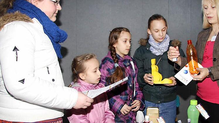 (v. re.) Linda Rebhan vom Kunststoff-Netzwerk Franken erklärt Tina Reich und ihren beiden Schwestern Esther und Hanna sowie Anika Wige was sich aus Kunststoff alles fertigen lässt. Fotos: Gerda Völk