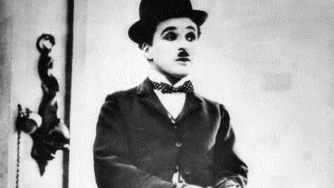 Charles Chaplin, New York, 15. Oktober 1940 (Uraufführung)Am Ende von Charlie Chaplins Hitler-Satire "Der große Diktator" wird der jüdische Frisör mit dem Diktator verwechselt. Er hält vor dem Volk des gerade besetzten Osterlitsch eine Rede, die auch im Radio übertragen wird. Der Frisör nutzt sie für als Plädoyer für Frieden und Menschlichkeit, die "Fight for Liberty Rede" geht in die Filmgeschichte ein. Foto: dpa/Archiv