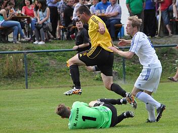 Michael Förner hütete für die Kreisklasse das Tor. In dieser Szene rettet er vor dem heranstürmenden Andreas Lippert (rechts). Doch auch Christian Grünbeck hatte aufgepasst.