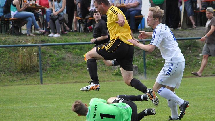 Michael Förner hütete für die Kreisklasse das Tor. In dieser Szene rettet er vor dem heranstürmenden Andreas Lippert (rechts). Doch auch Christian Grünbeck hatte aufgepasst.
