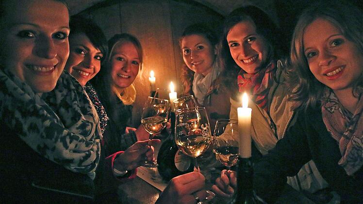 Sechs Weinprinzessinnen in einem Holzfass (von links): Katharina Scheufens, Kristin Langmann, Laura-Sofie Dauenhauer, Barbara Wohlfart, Sarah Fröhlich und Lena Kram stoßen an. Foto: Gerd Schaar