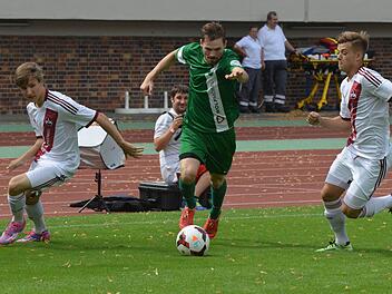 Dynamisch: Schweinfurts Philip Messingschlager (Mitte) lässt die Nürnberger Dennis Lippert (links) und Ivan Knezevic stehen.  Foto: Marion Wetterich