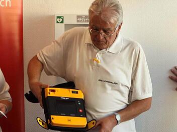 Rettungsassistent Reinhard Wendel stellte das im Namen von Manfred Köstner beschaffte Gerät bei der Übergabe in den Räumen der Sparkasse Nordhalben vor.  Foto: mw