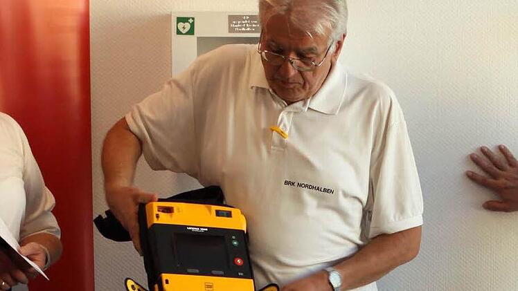 Rettungsassistent Reinhard Wendel stellte das im Namen von Manfred Köstner beschaffte Gerät bei der Übergabe in den Räumen der Sparkasse Nordhalben vor.  Foto: mw