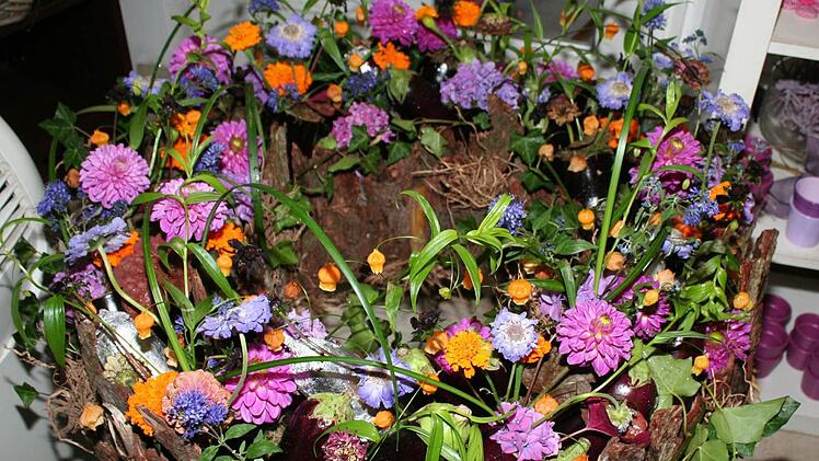 Spätsommerlicher Blütenkranz lautete die Aufgabenstellung für dieses floristische Kunstwerk. Foto: Evi Seeger